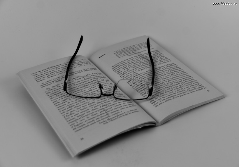 摆在书本上的眼镜图片大全