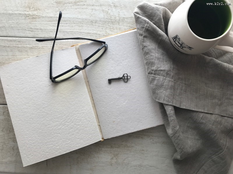 摆在书本上的眼镜图片大全