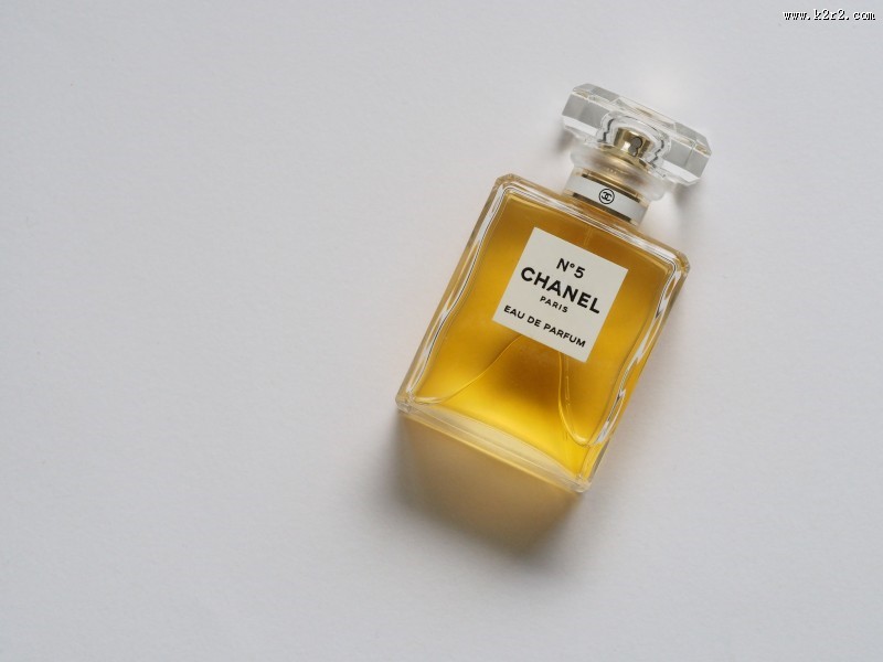 设计精美的香水瓶图片