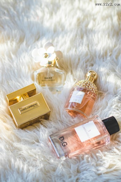 设计精美的香水瓶图片