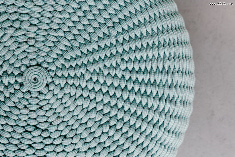 笔记本电脑放在蓝色坐垫上的图片