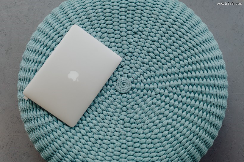 笔记本电脑放在蓝色坐垫上的图片