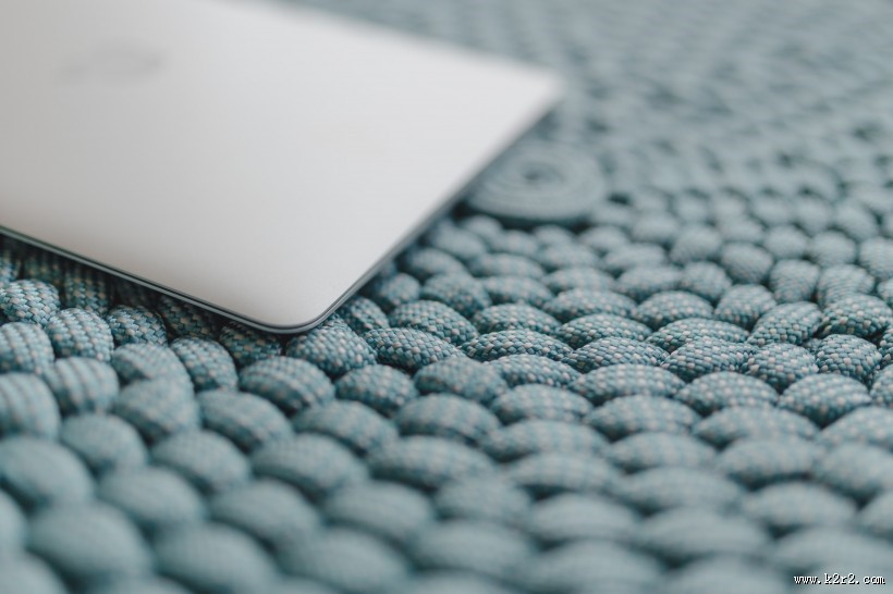 笔记本电脑放在蓝色坐垫上的图片