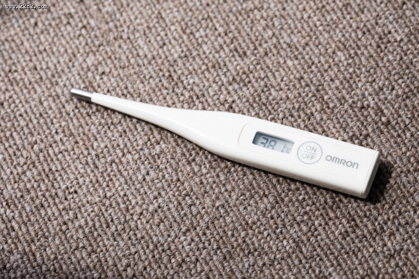 测量体温的数字体温计图片