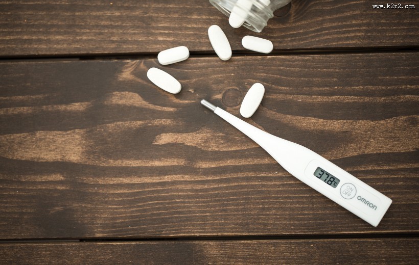 测量体温的数字体温计图片