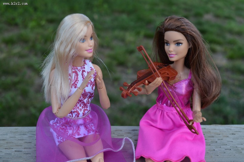 精巧的芭比娃娃玩具图片