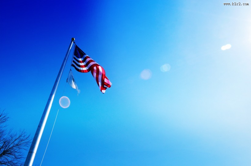 旗杆上的飘扬的美国国旗图片大全