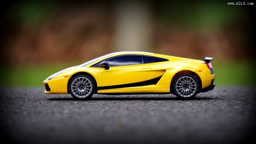 黄色的玩具车图片