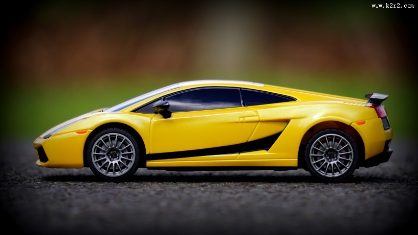 黄色的玩具车图片