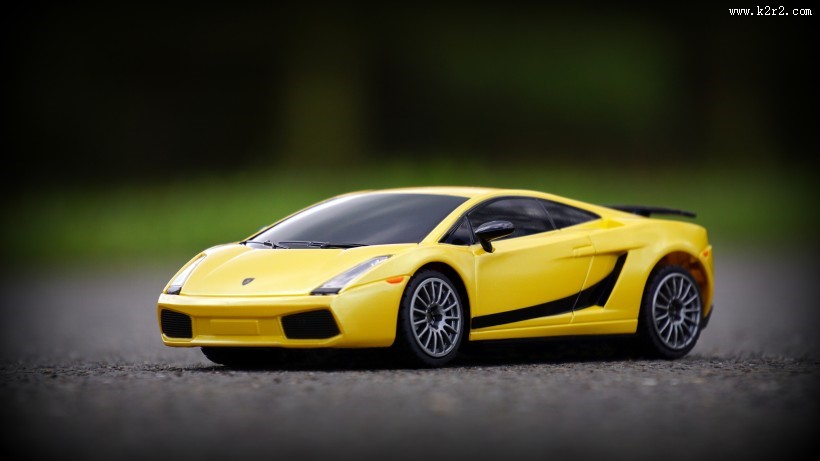 黄色的玩具车图片