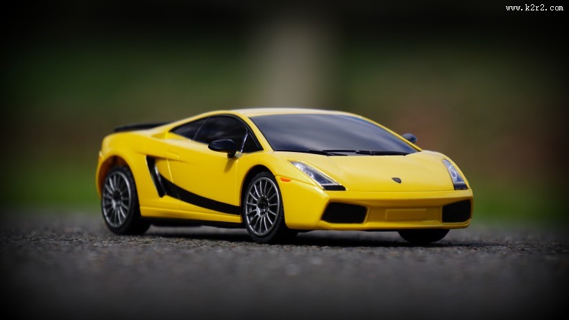 黄色的玩具车图片