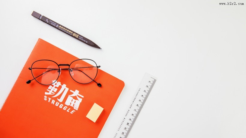 放在桌上的学习文具图片