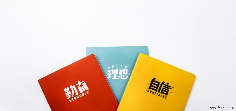 放在桌上的学习文具图片