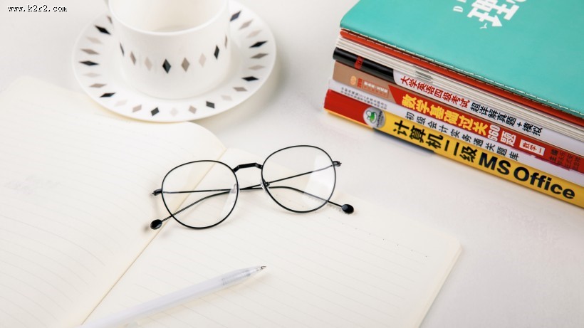 放在桌上的学习文具图片