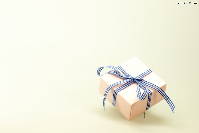 打着蝴蝶结的礼物盒图片