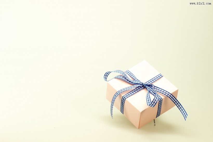 打着蝴蝶结的礼物盒图片