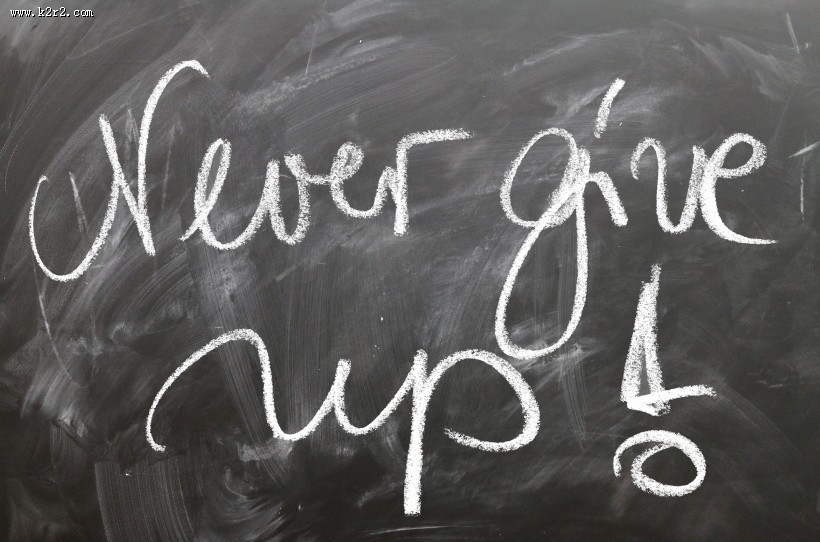 写有英文字母的黑板图片