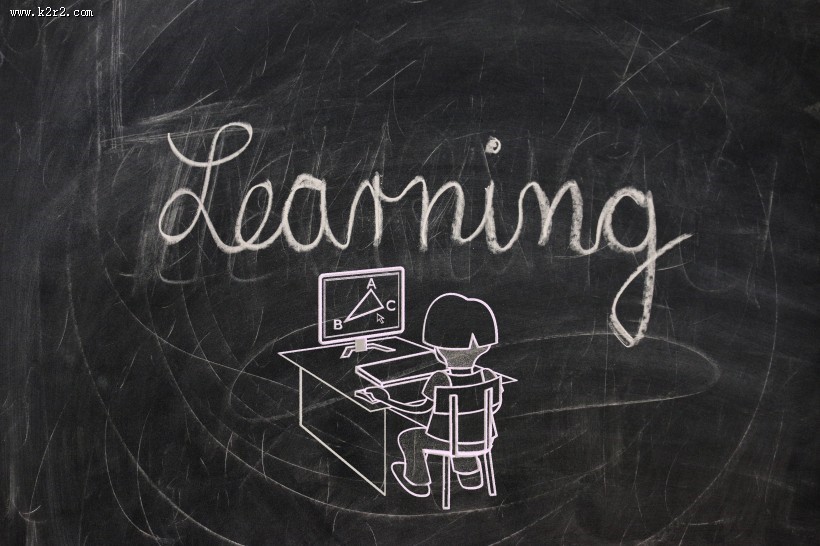 写有英文字母的黑板图片