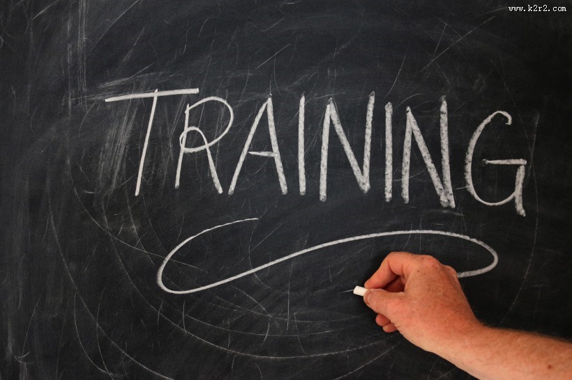 写有英文字母的黑板图片