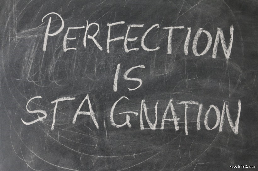 写有英文字母的黑板图片