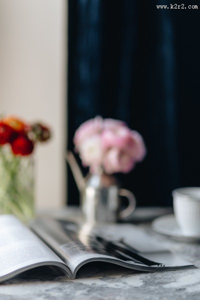 桌上的杂志和鲜艳的鲜花图片