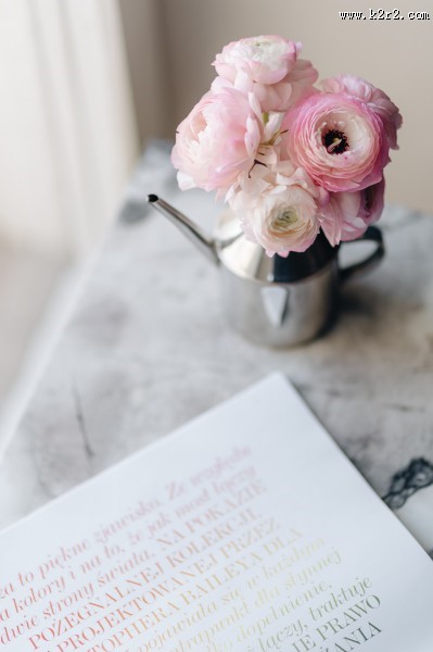 桌上的杂志和鲜艳的鲜花图片