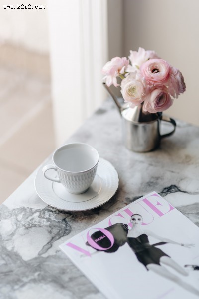 桌上的杂志和鲜艳的鲜花图片