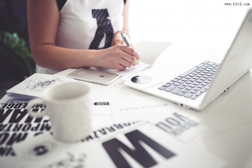 放在桌上的电脑图片