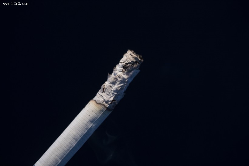 点着的香烟图片