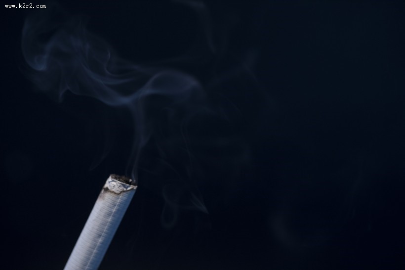 点着的香烟图片