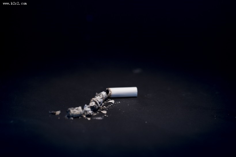 点着的香烟图片