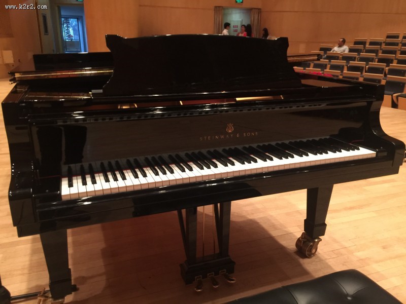 精美典雅的钢琴图片