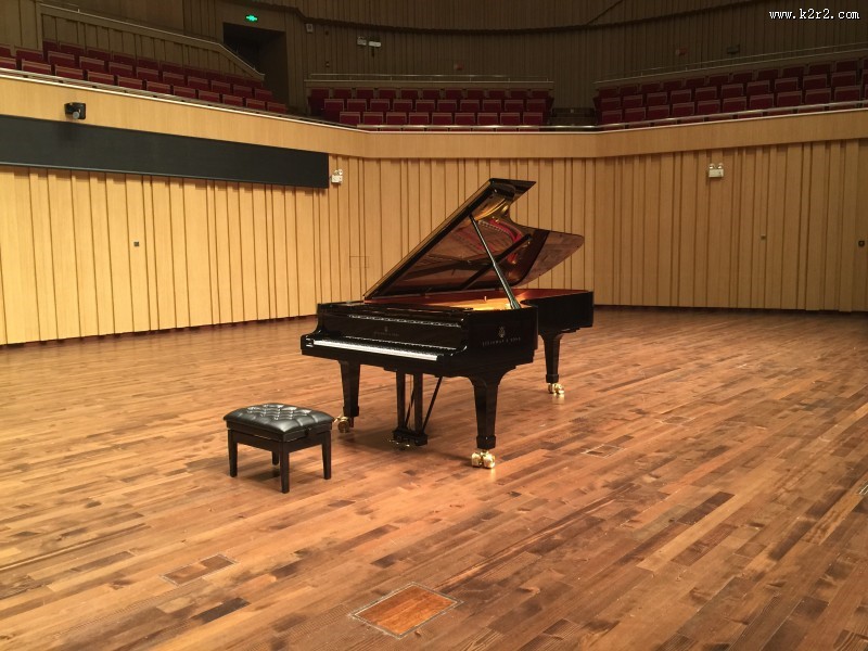 放置的钢琴与琴凳图片