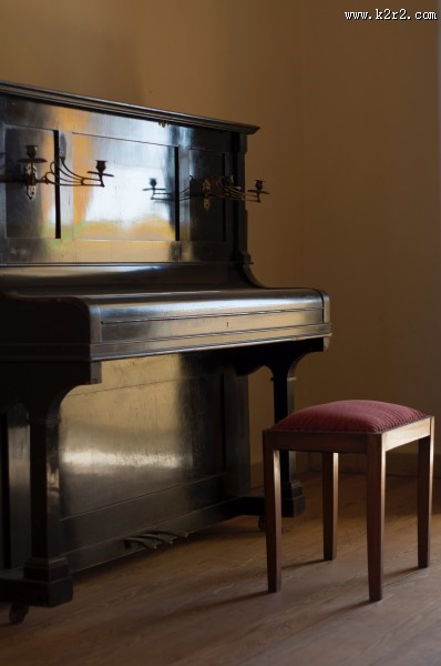 放置的钢琴与琴凳图片