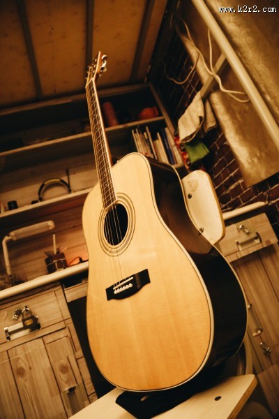 演奏音乐的吉他图片