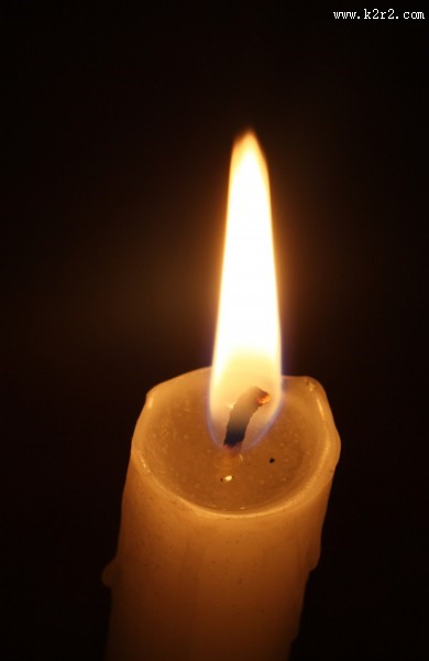 点燃的蜡烛图片