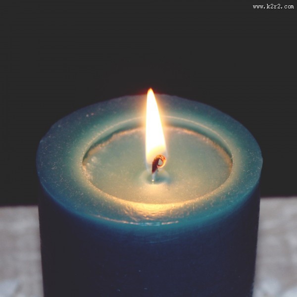 点燃的蜡烛图片