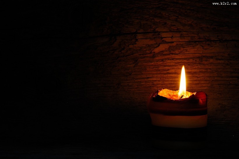 点燃的蜡烛图片