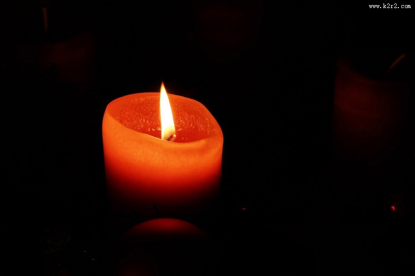 点燃的红色蜡烛图片