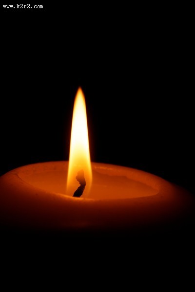 点燃的红色蜡烛图片