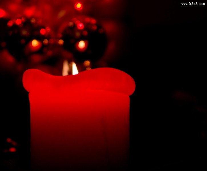 点燃的红色蜡烛图片
