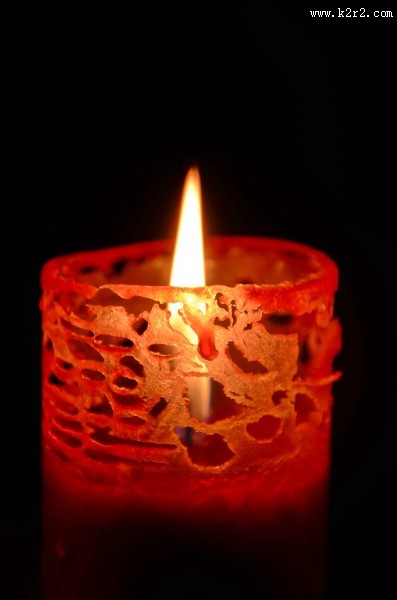 点燃的红色蜡烛图片