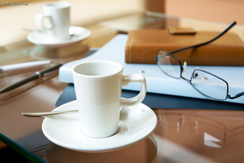 桌子上的咖啡杯图片