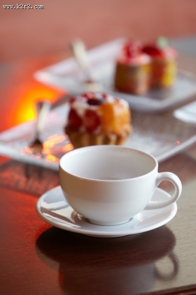 桌子上的咖啡杯图片