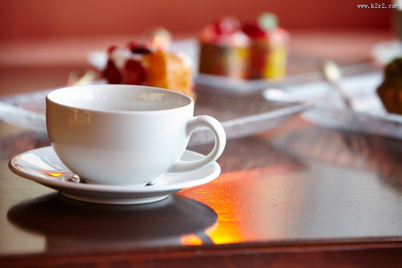 桌子上的咖啡杯图片