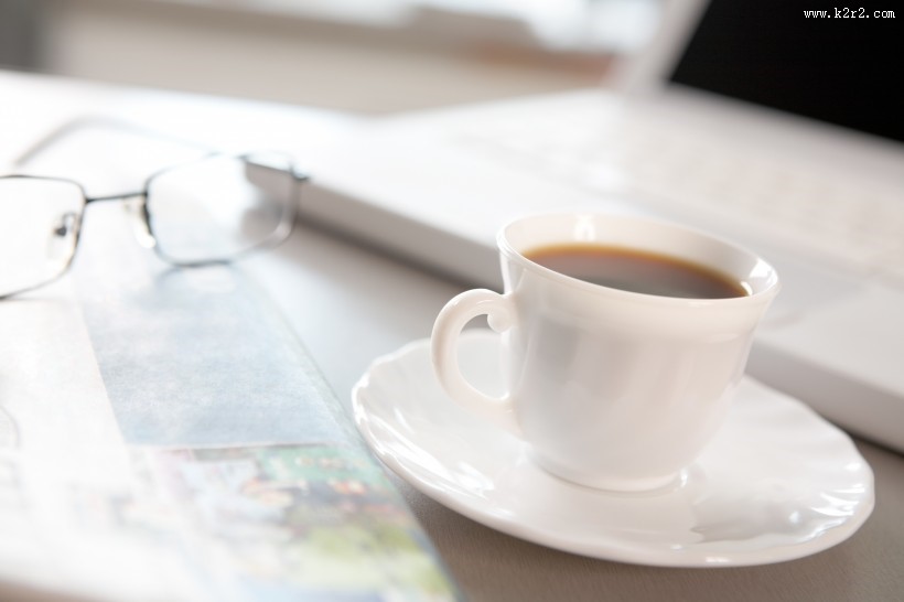 桌子上的咖啡杯图片