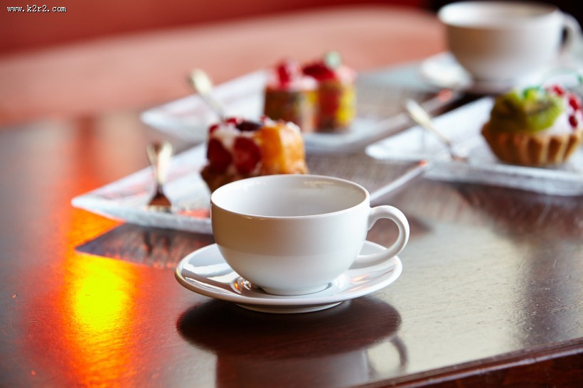 桌子上的咖啡杯图片