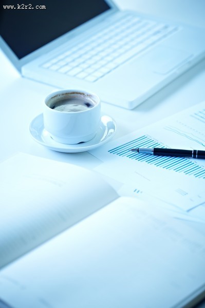 桌子上的咖啡杯图片