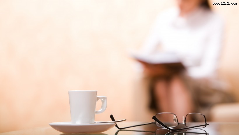 桌子上的咖啡杯图片