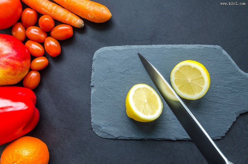 水果刀和各种蔬菜水果摆放一起图片